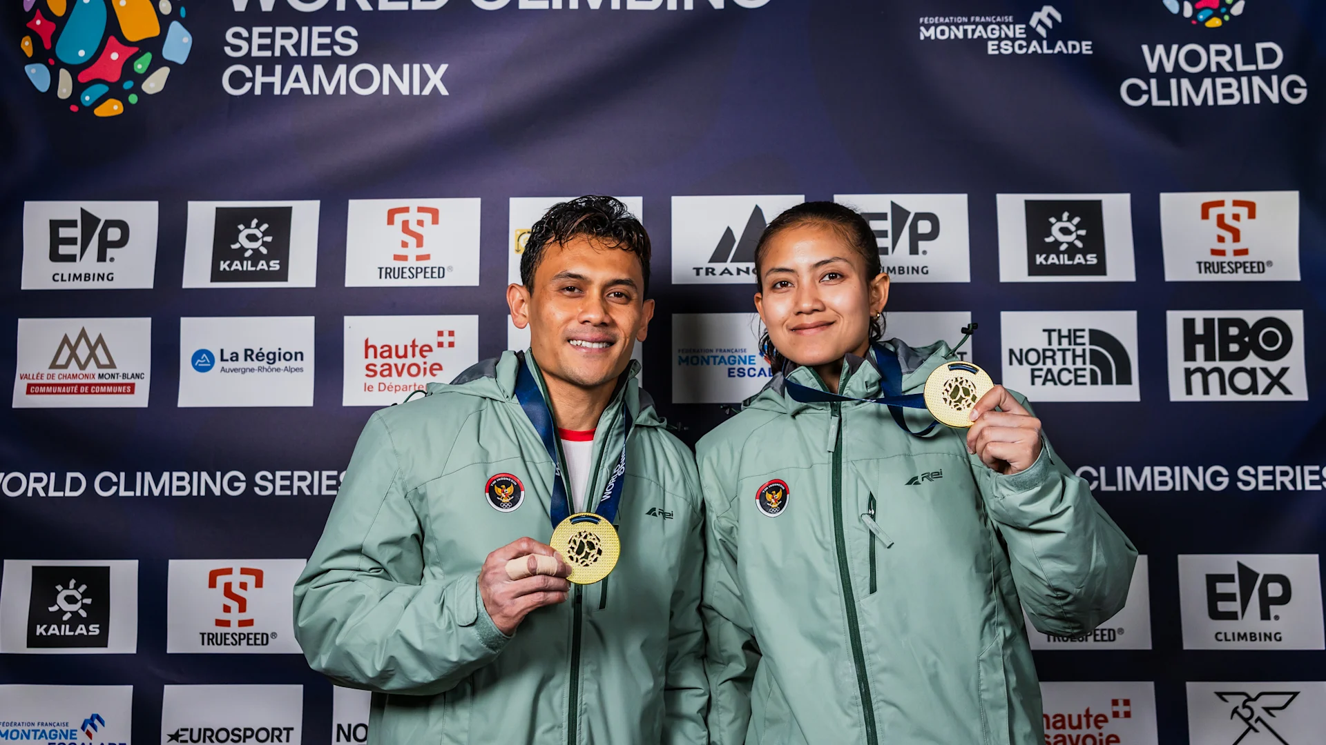 Pemanjat speed Indonesia merayakan emas di Chamonix 2026